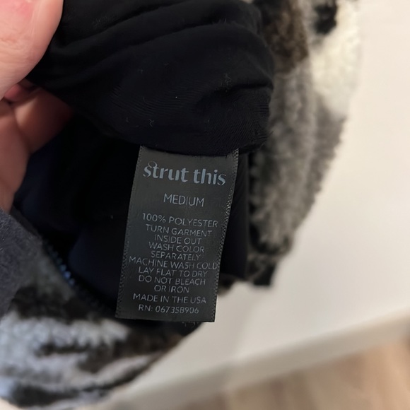 19. Strut This Abby Jacket Camo Sherpa - Picture 4 of 6